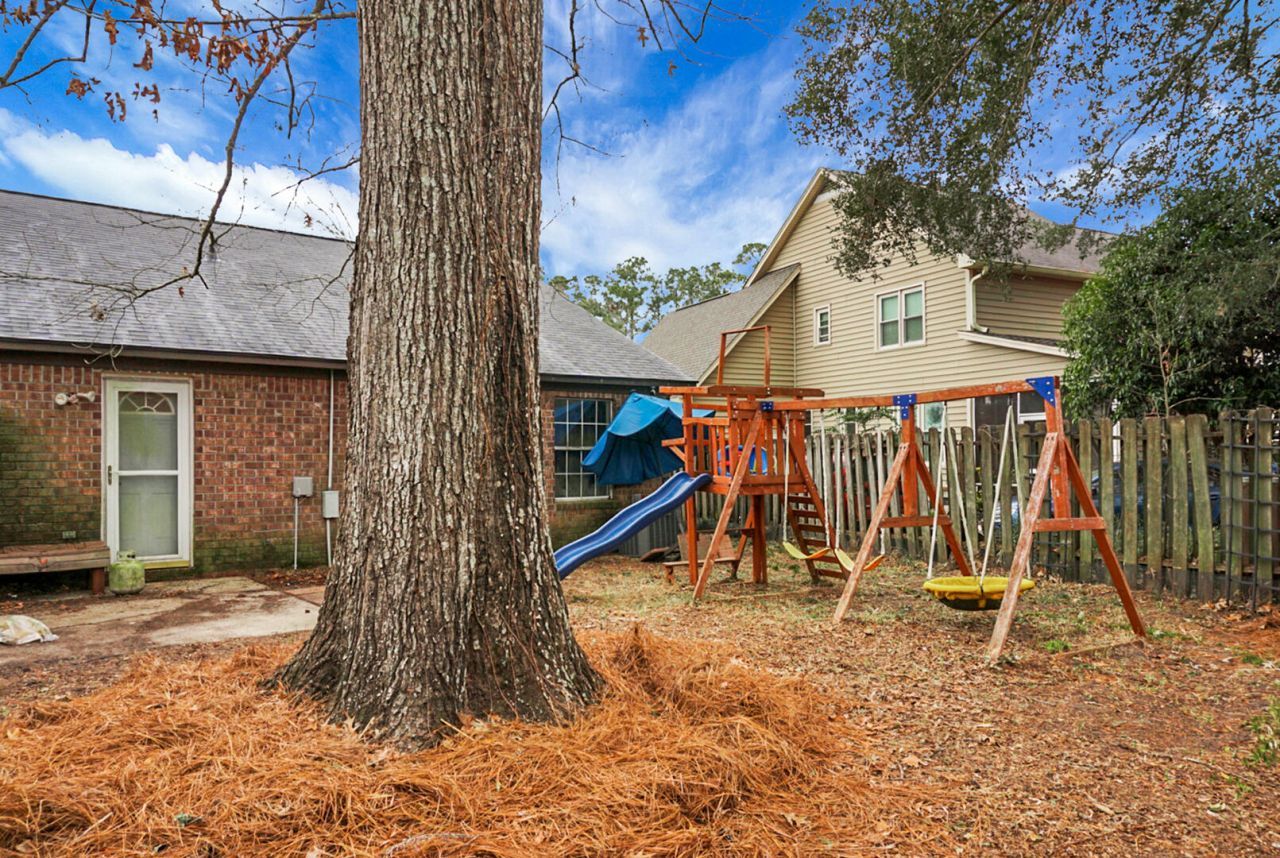 235 Knightsbridge Drive Photo 18