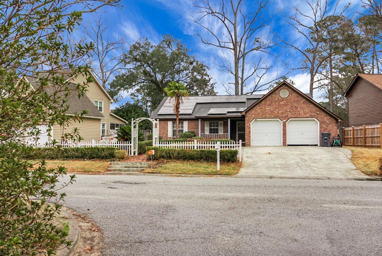 235 Knightsbridge Drive Photo 4