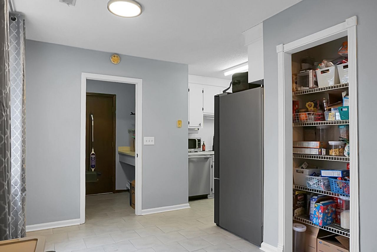 235 Knightsbridge Drive Photo 45