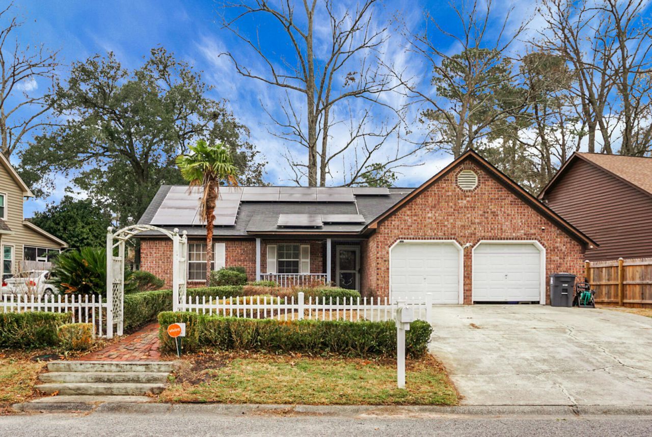 235 Knightsbridge Drive Photo 6