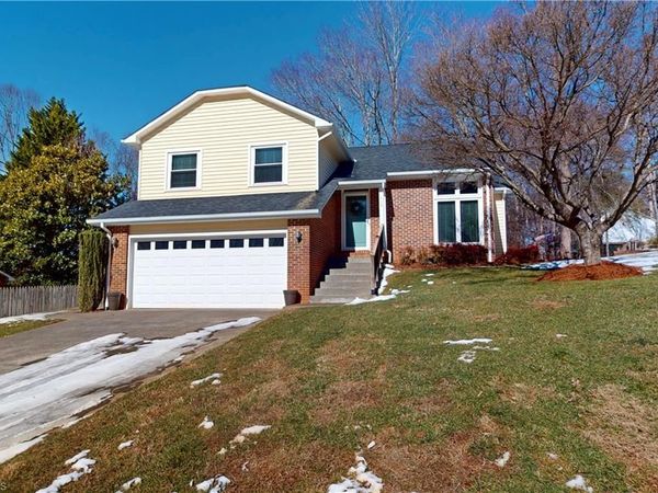 713 Old Barn Circle , Pilot Mountain, NC 27041