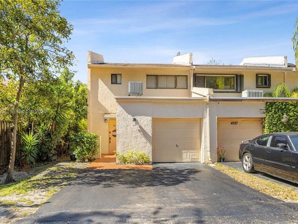 4299 N 76th Ave, Davie, FL 33024