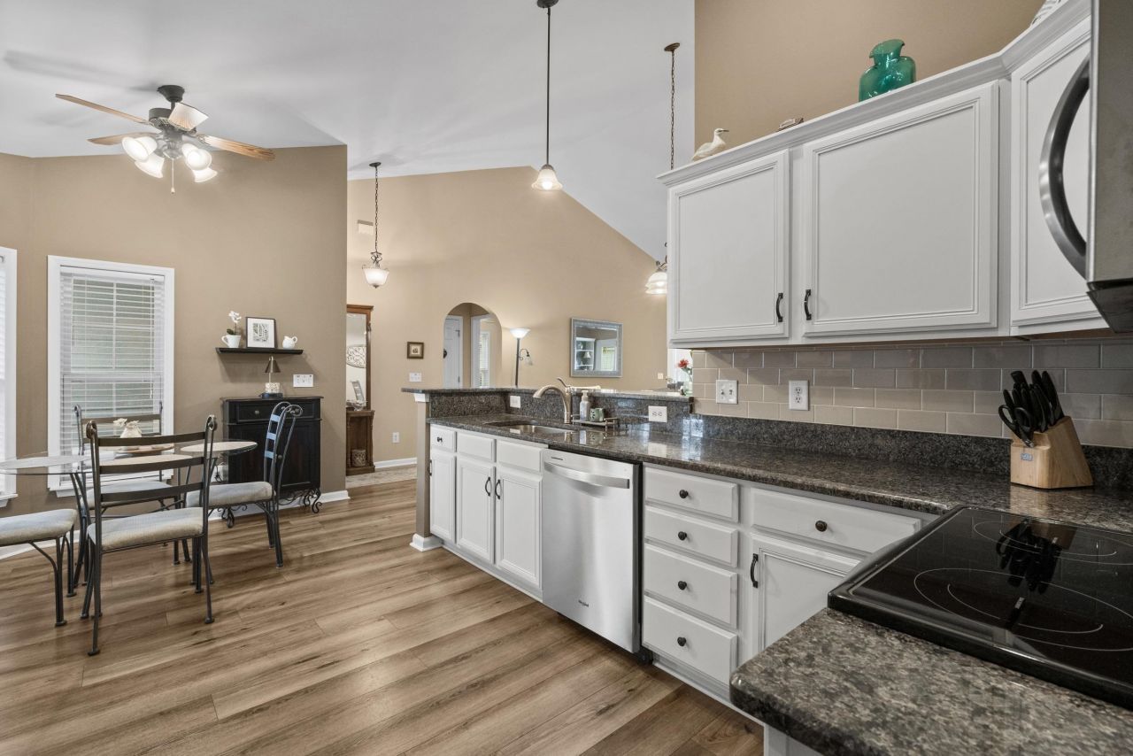 7274 Guinevere Circle Photo 10