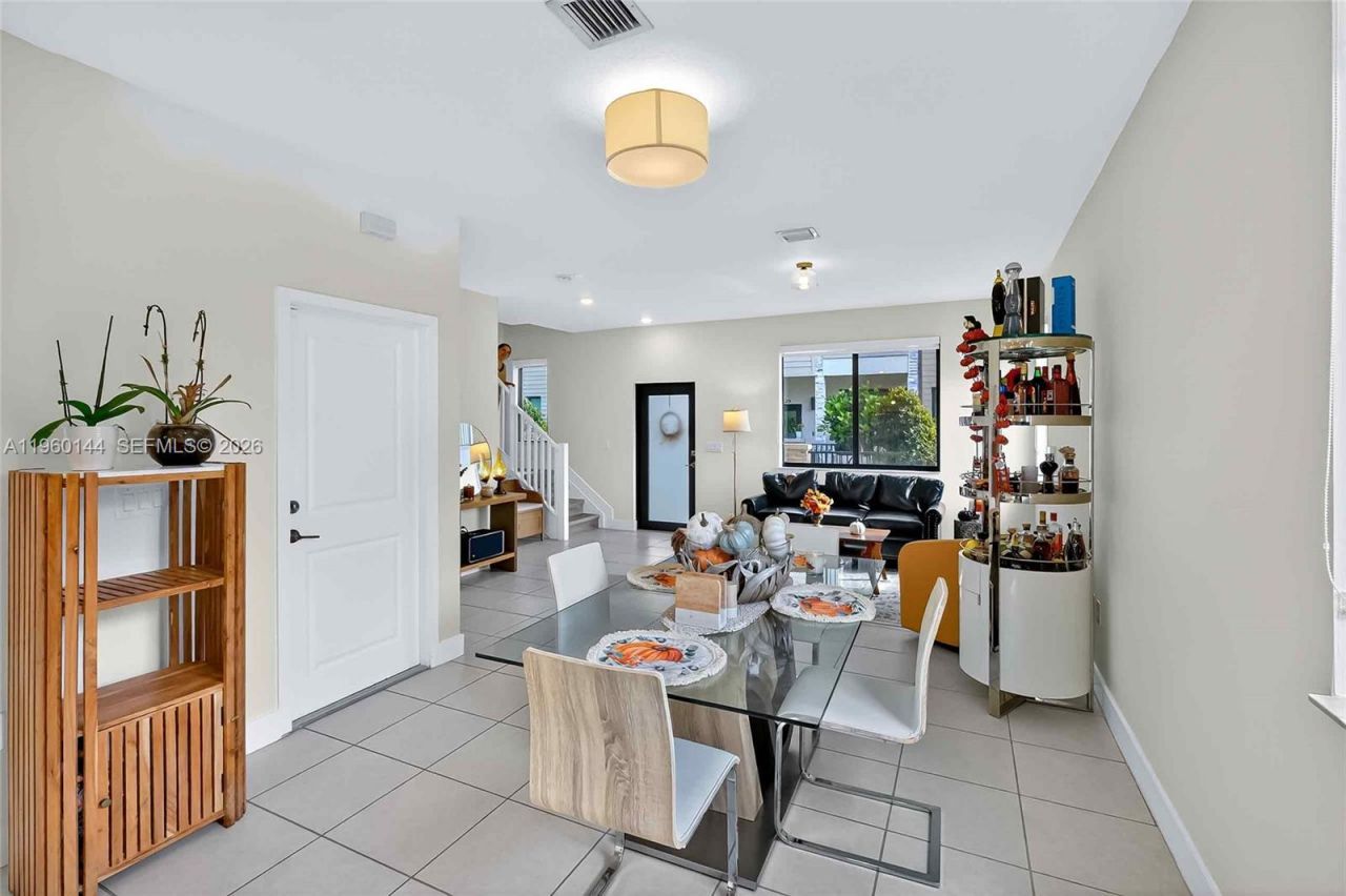 4426 NW 83rd Pkwy, Doral, FL 33166 Photo