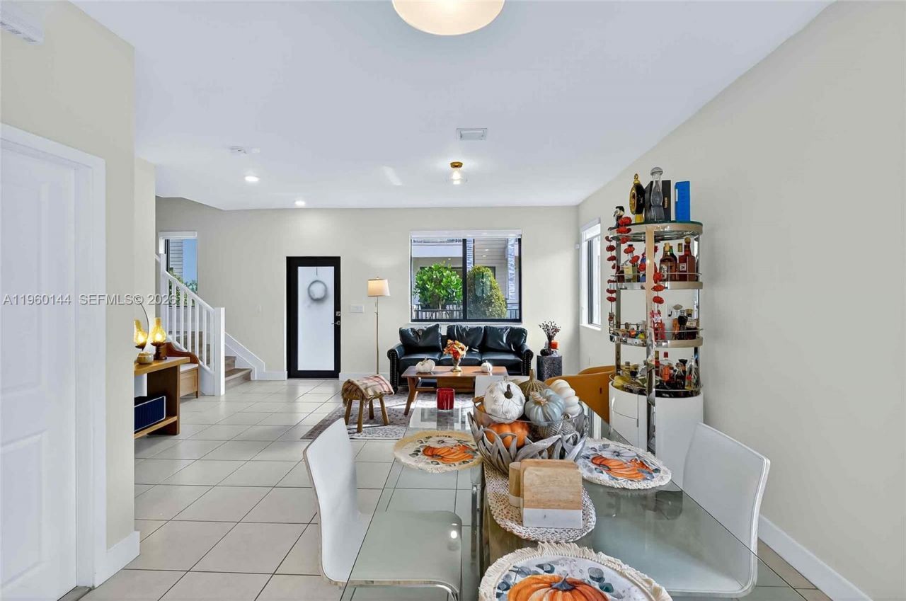 4426 NW 83rd Pkwy, Doral, FL 33166 Photo