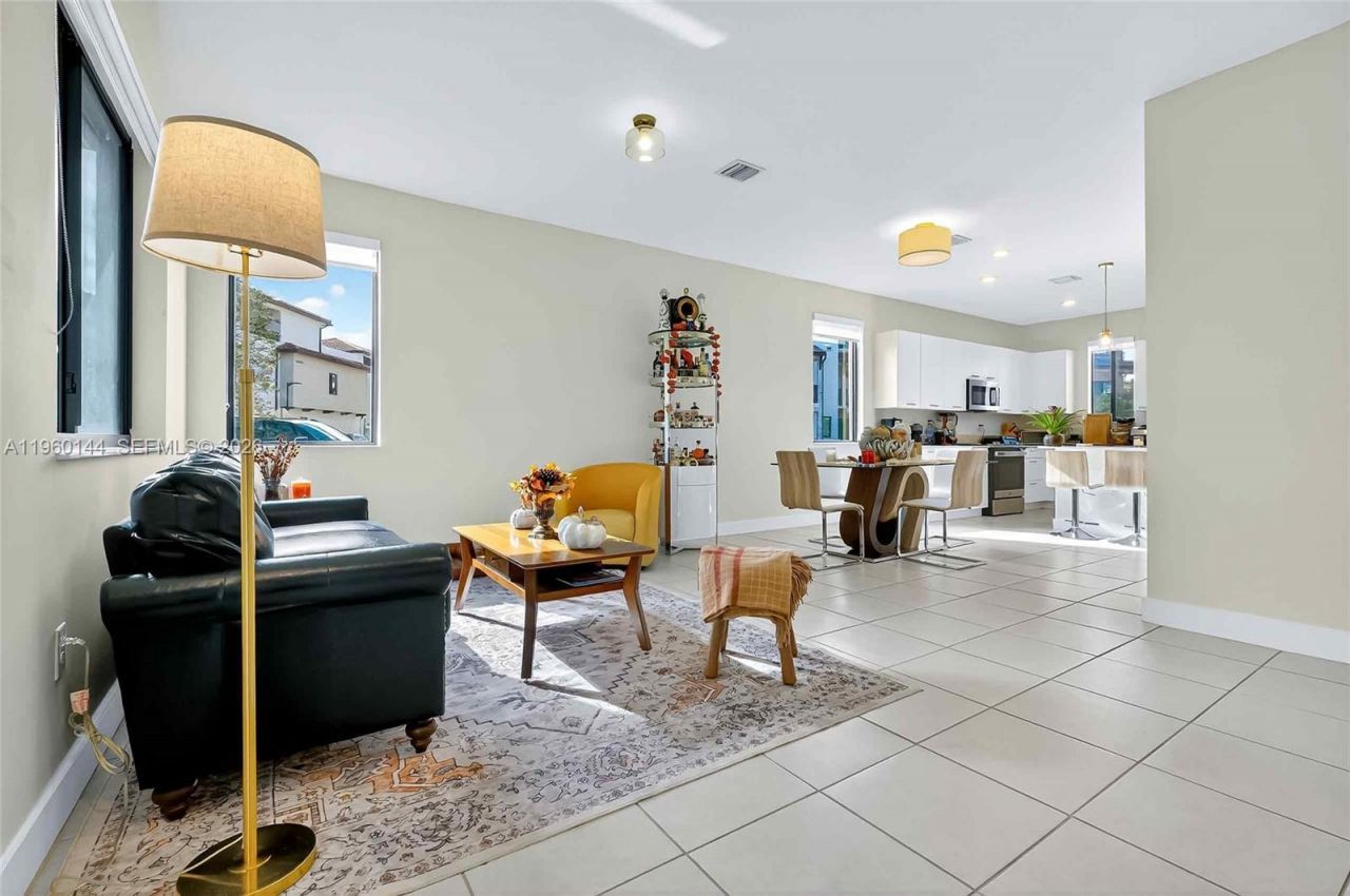 4426 NW 83rd Pkwy, Doral, FL 33166 Photo