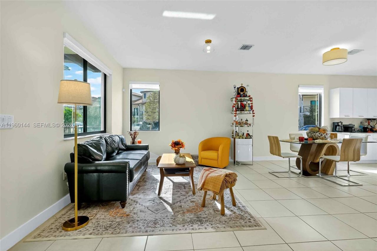 4426 NW 83rd Pkwy, Doral, FL 33166 Photo