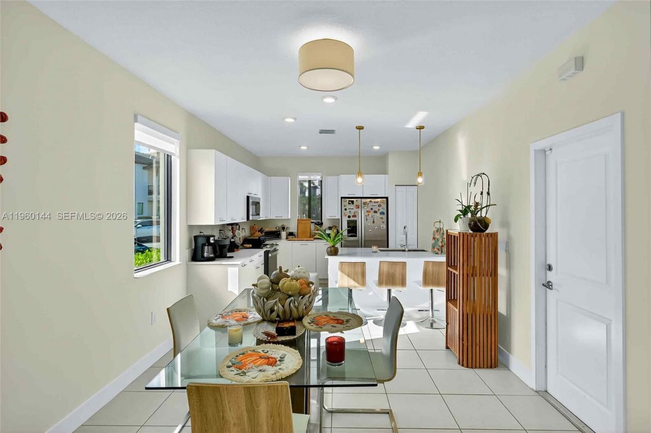 4426 NW 83rd Pkwy, Doral, FL 33166 Photo