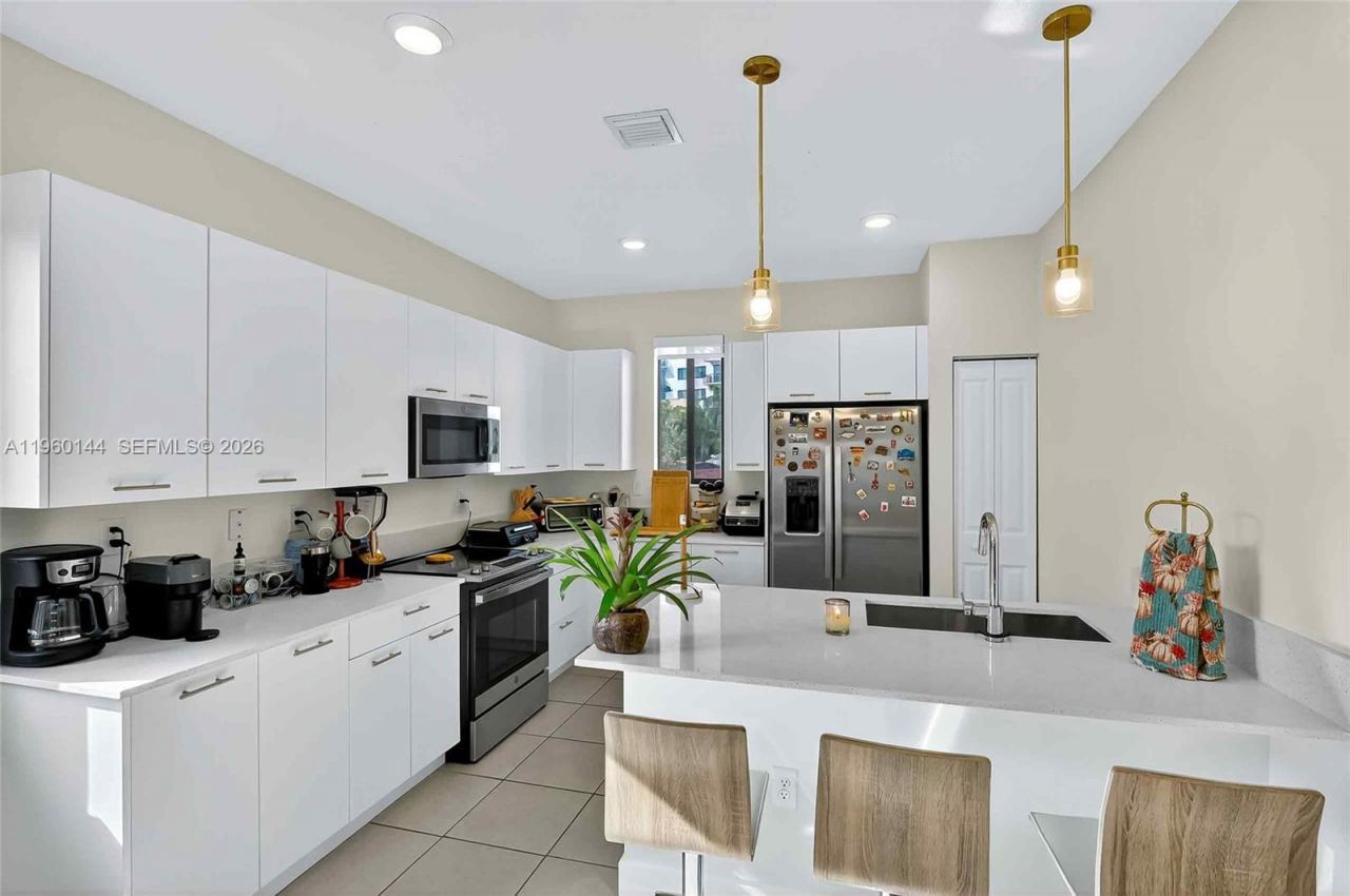 4426 NW 83rd Pkwy, Doral, FL 33166 Photo