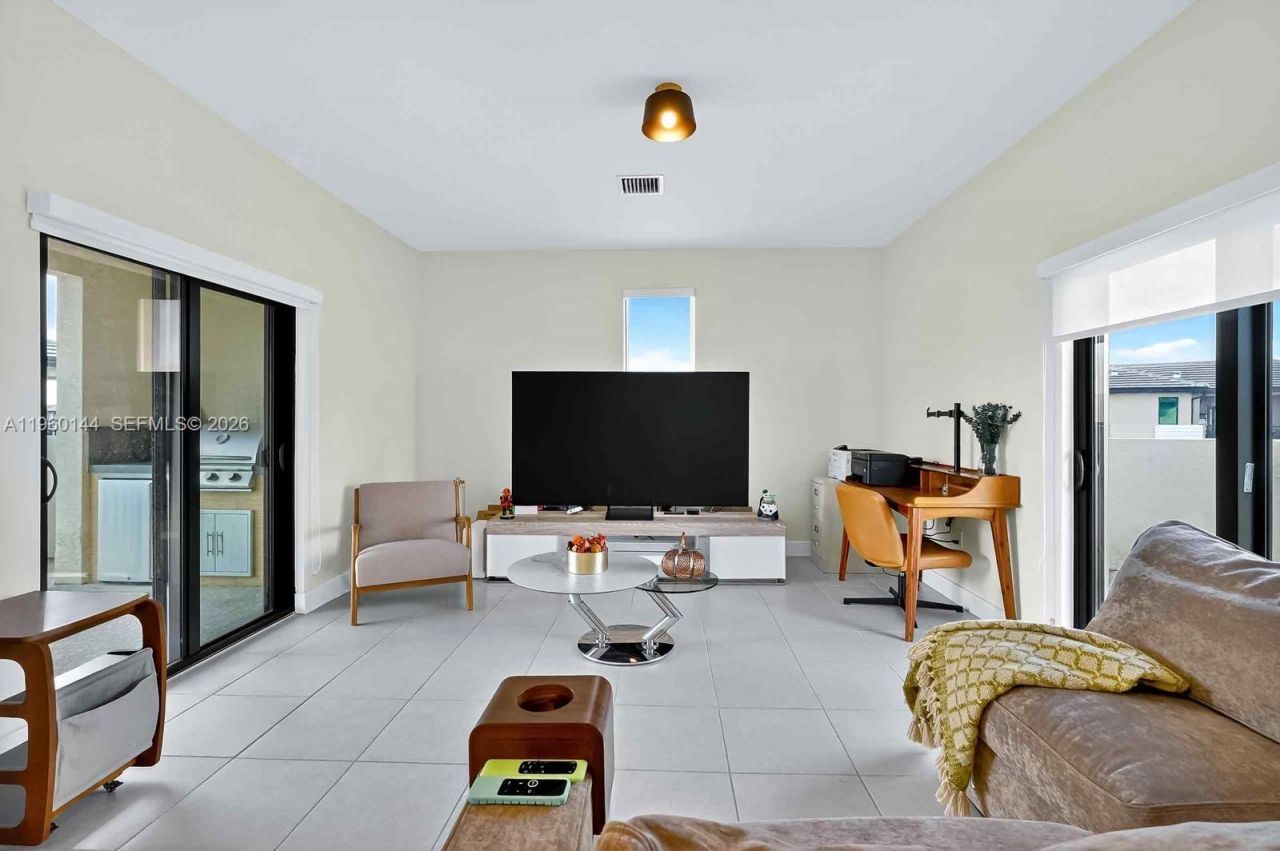 4426 NW 83rd Pkwy, Doral, FL 33166 Photo