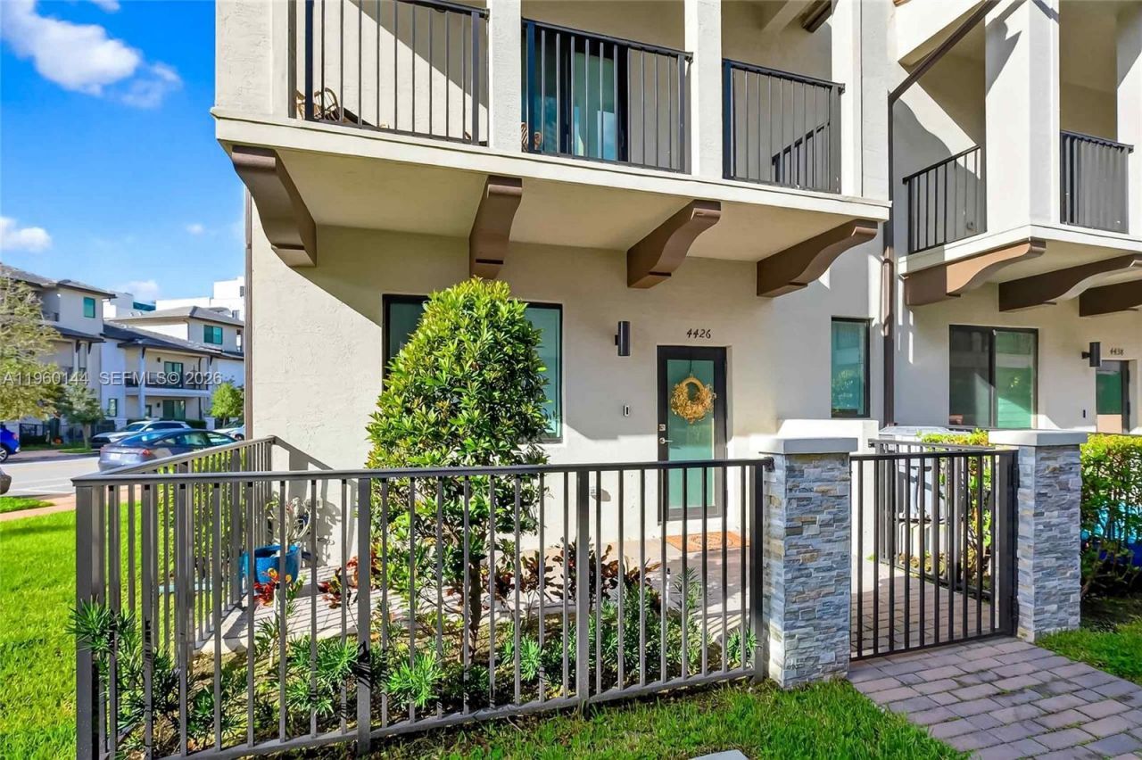 4426 NW 83rd Pkwy, Doral, FL 33166 Photo