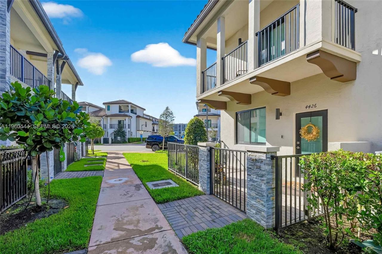 4426 NW 83rd Pkwy, Doral, FL 33166 Photo