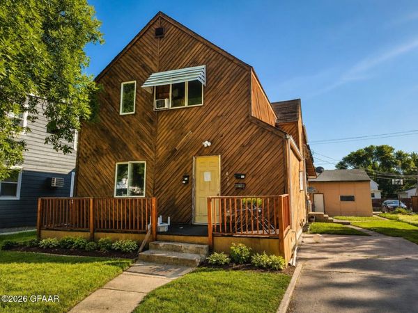 820 N 6TH Street, Grand Forks, ND 58203