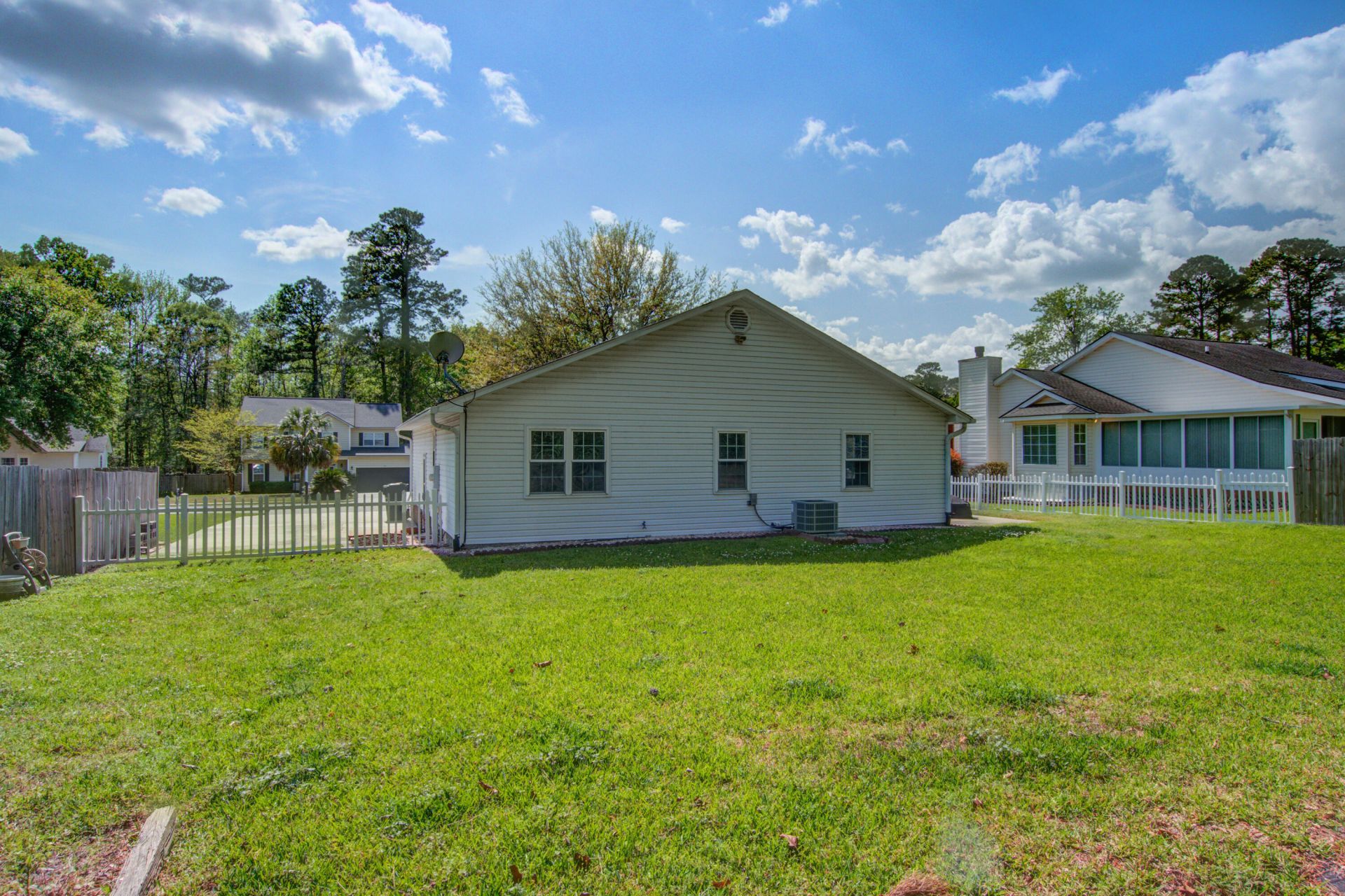335 Camelot Drive Photo 24