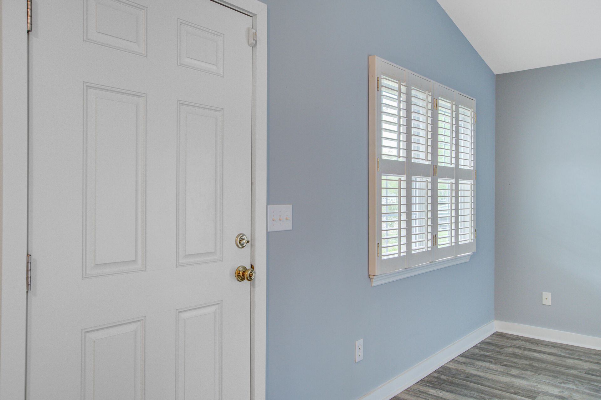 335 Camelot Drive Photo 6