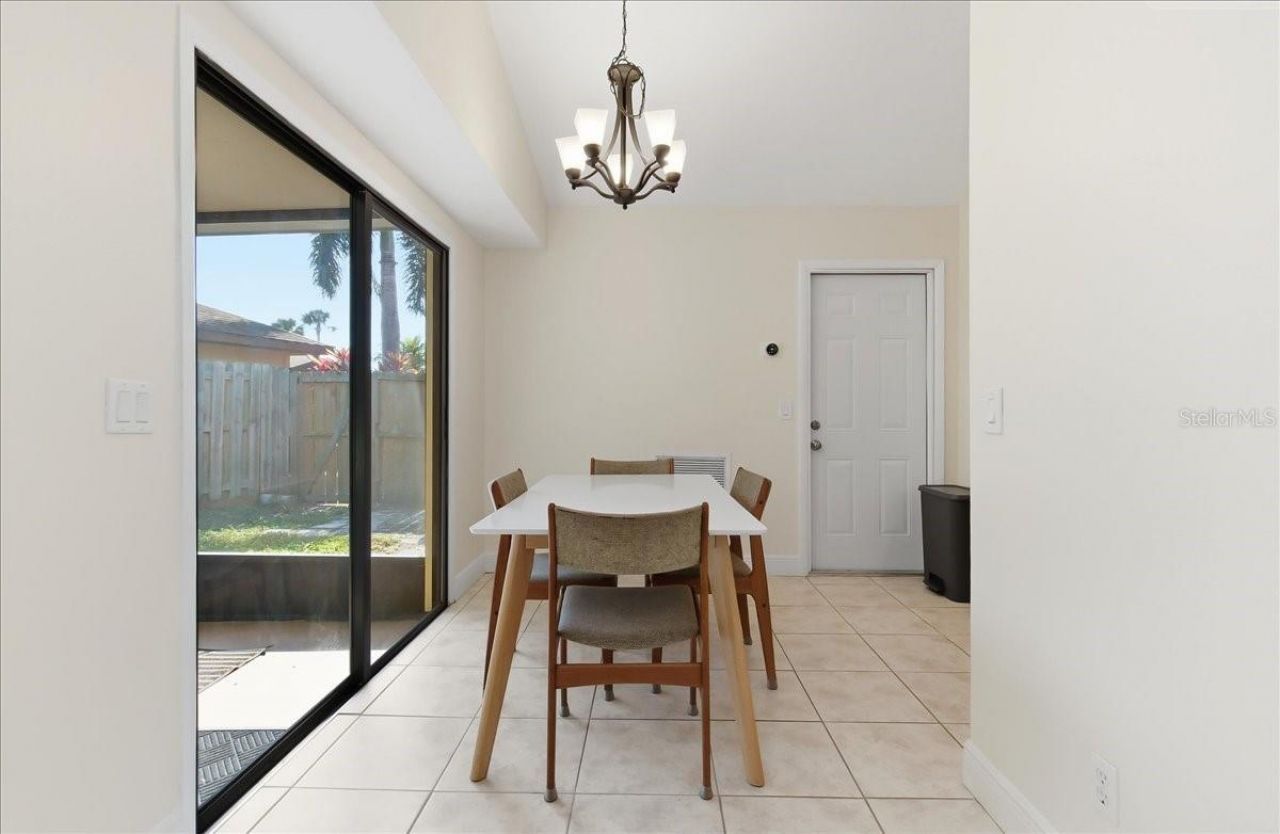 8215 Country Oaks Court, Sarasota, FL 34243 Photo