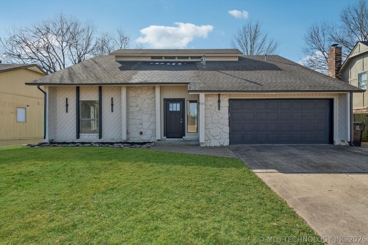 909 W Albuquerque Street, Broken Arrow, OK 74011 Main Photo