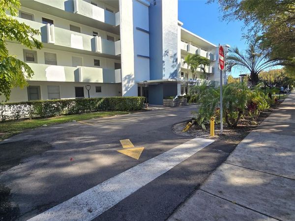 1351 NE 191st St, Unit E204, Miami, FL 33179