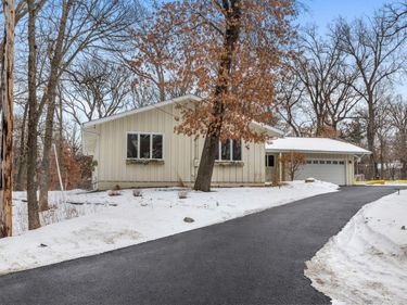 21 N Oaks Road, North Oaks, MN 55127