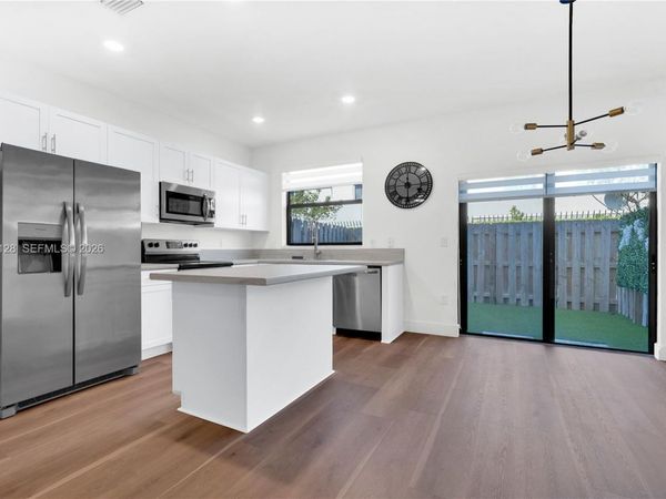 859 NE 211th St, Miami, FL 33179