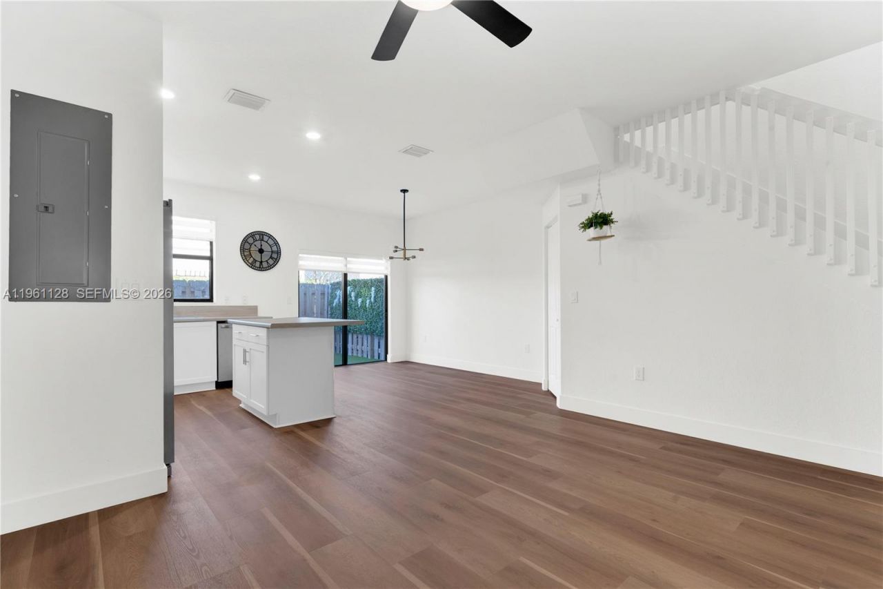 859 NE 211th St, Miami, FL 33179 Photo