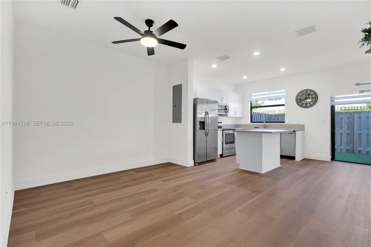 859 NE 211th St, Miami, FL 33179 Photo