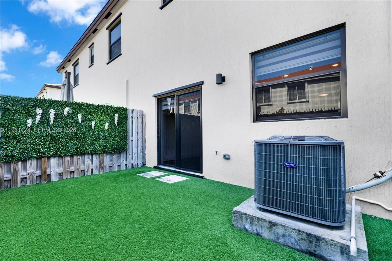 859 NE 211th St, Miami, FL 33179 Photo