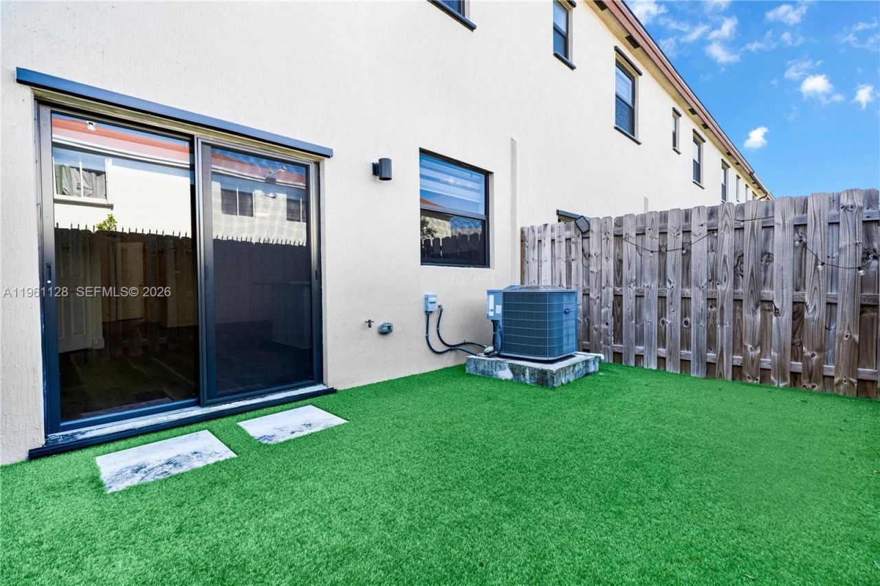 859 NE 211th St, Miami, FL 33179 Photo