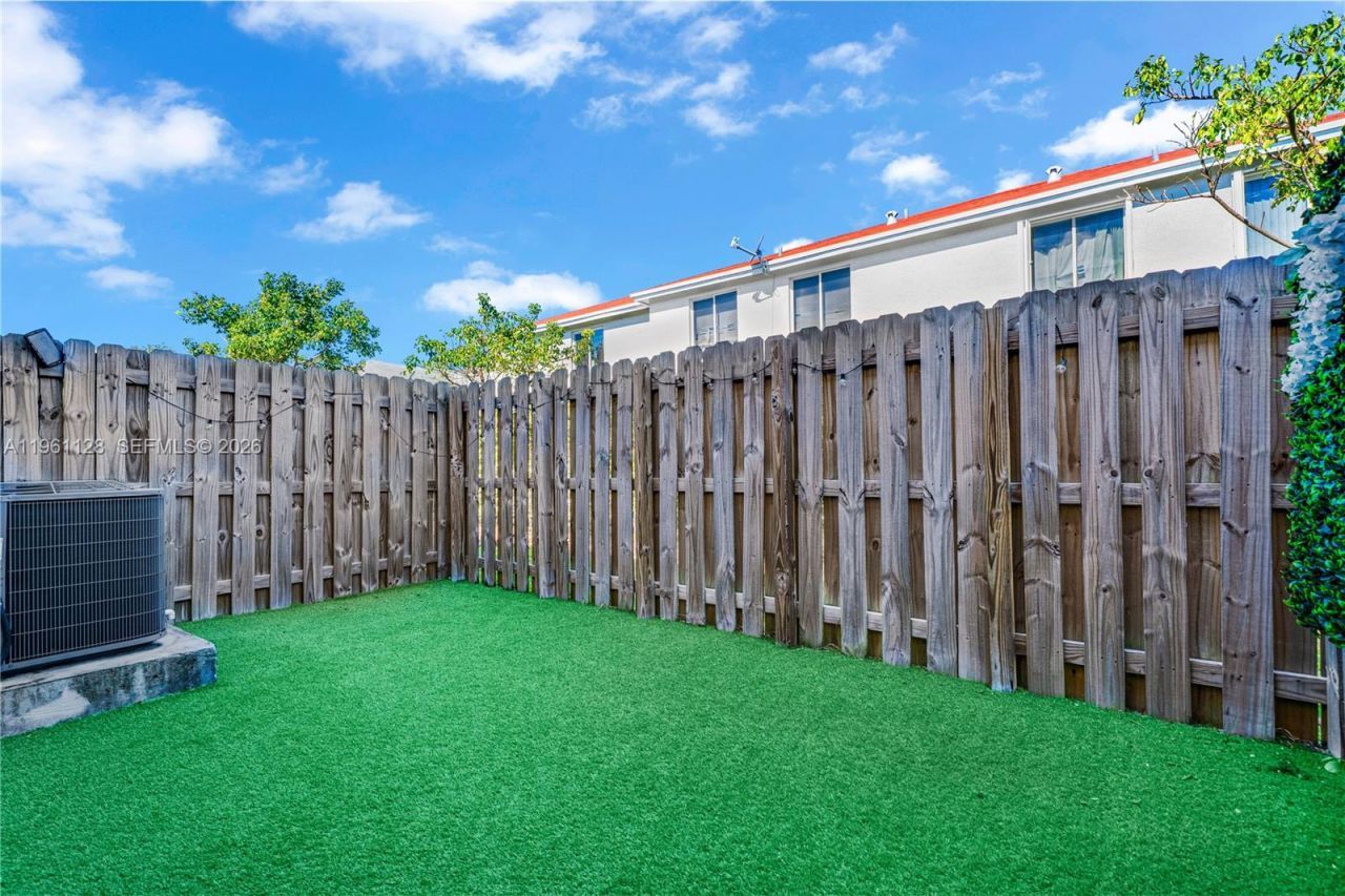 859 NE 211th St, Miami, FL 33179 Photo