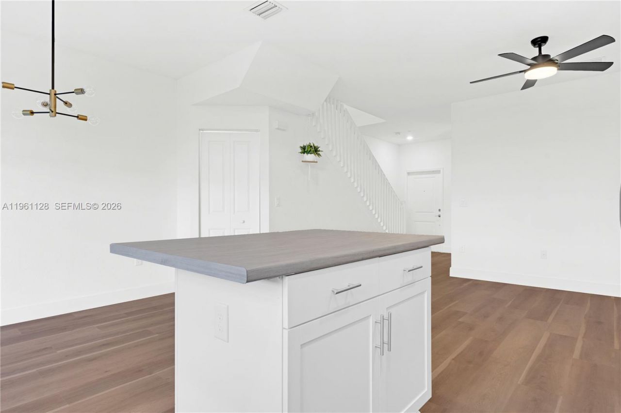 859 NE 211th St, Miami, FL 33179 Photo