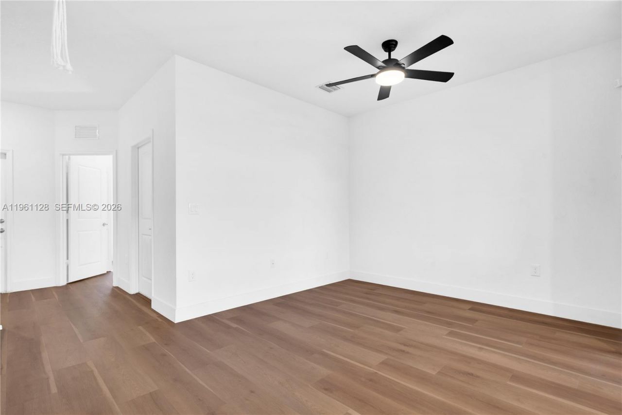 859 NE 211th St, Miami, FL 33179 Photo