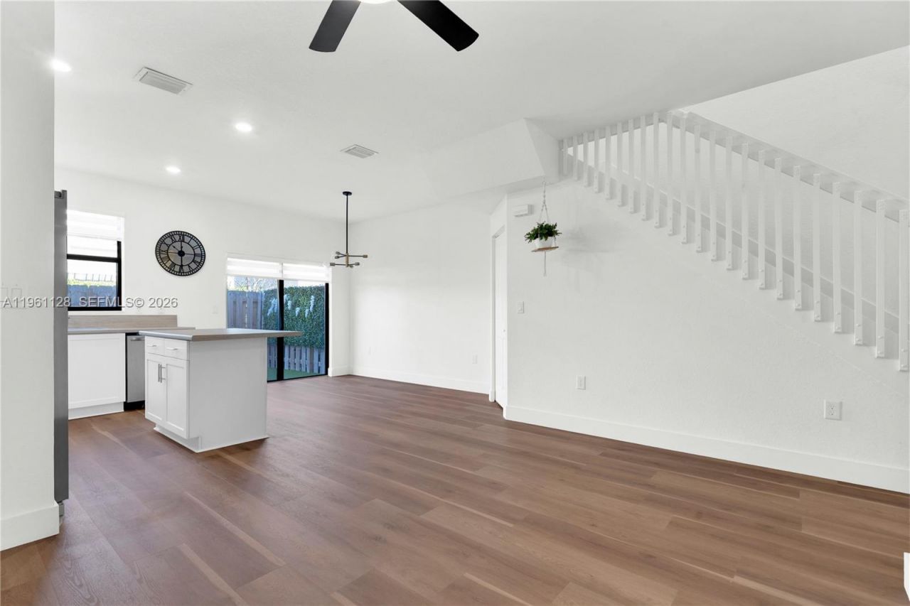 859 NE 211th St, Miami, FL 33179 Photo