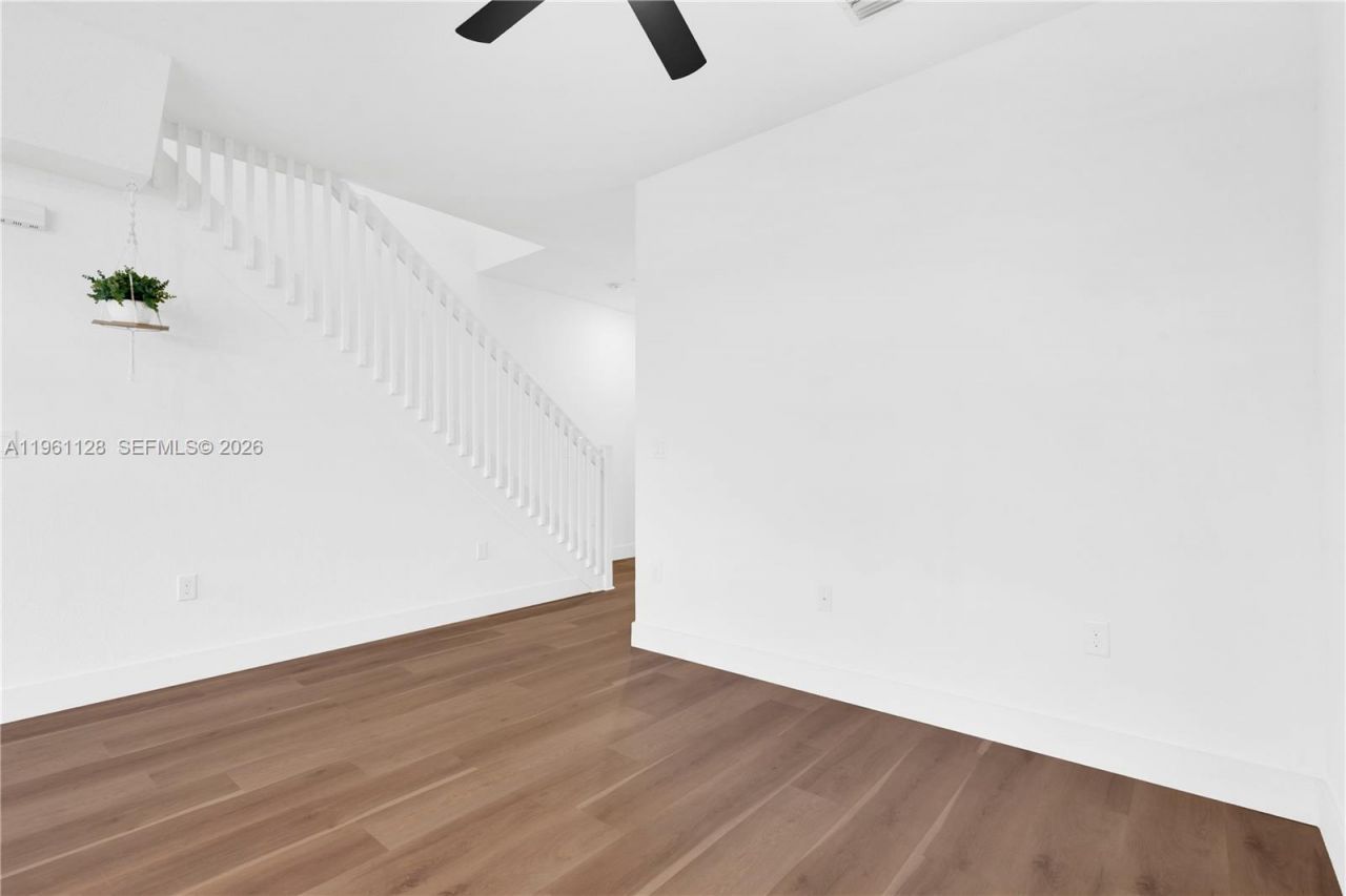 859 NE 211th St, Miami, FL 33179 Photo