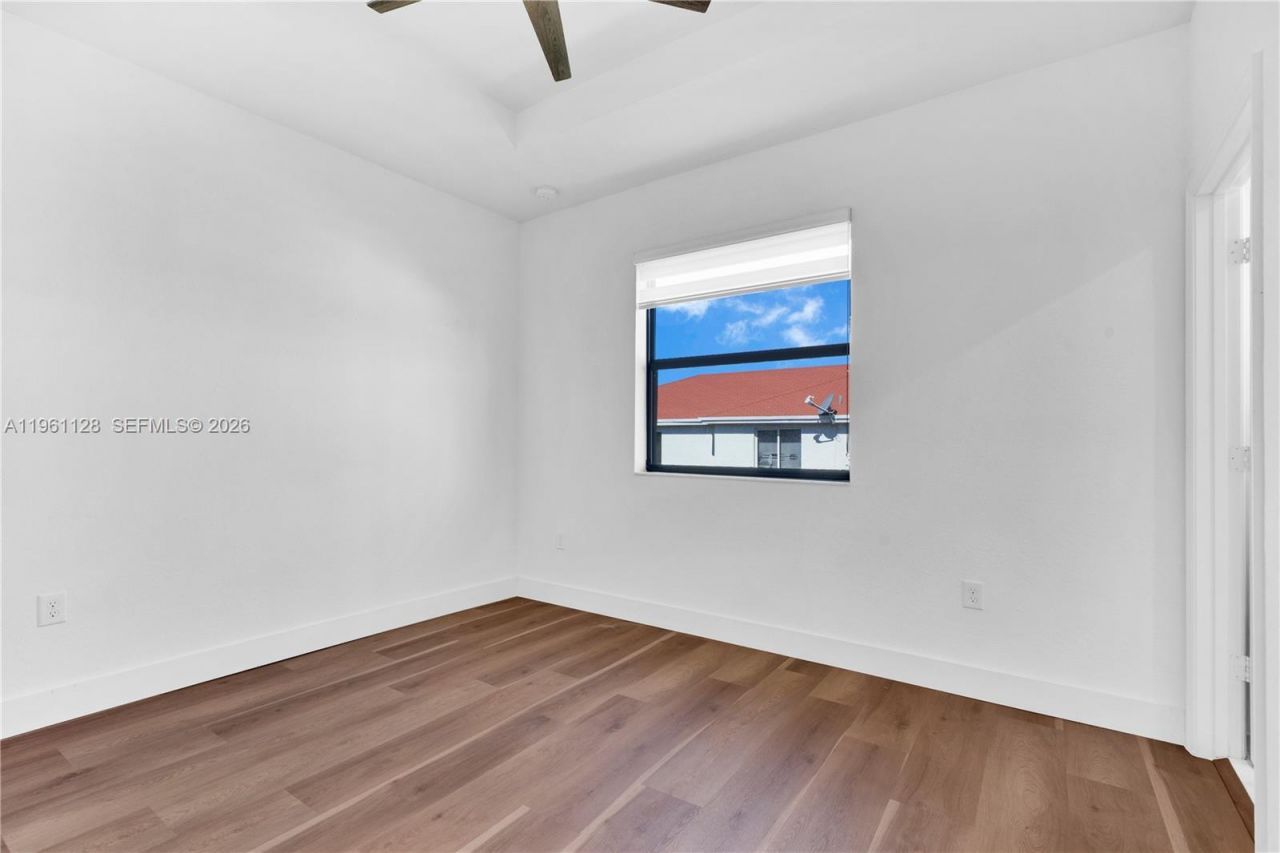 859 NE 211th St, Miami, FL 33179 Photo