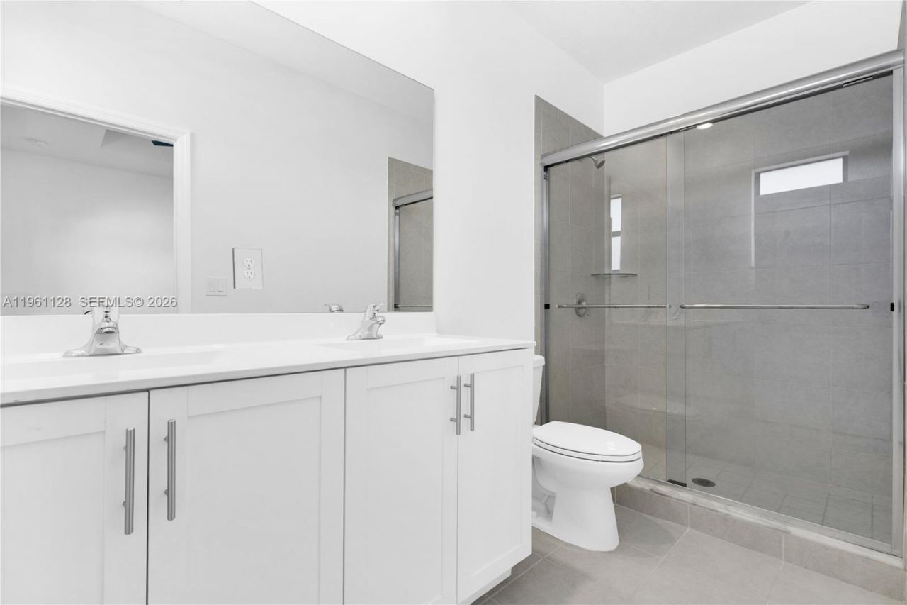 859 NE 211th St, Miami, FL 33179 Photo