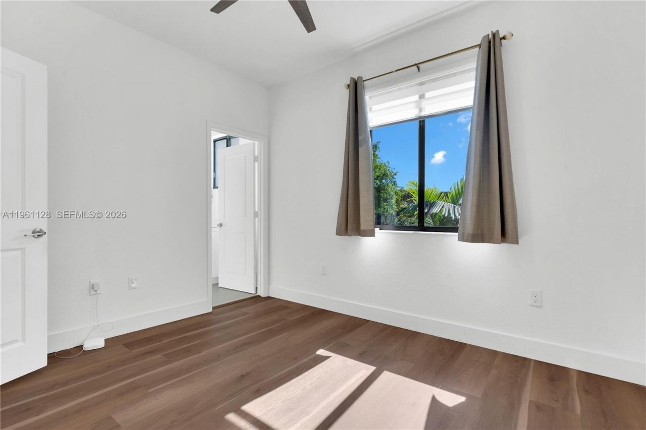 859 NE 211th St, Miami, FL 33179 Photo