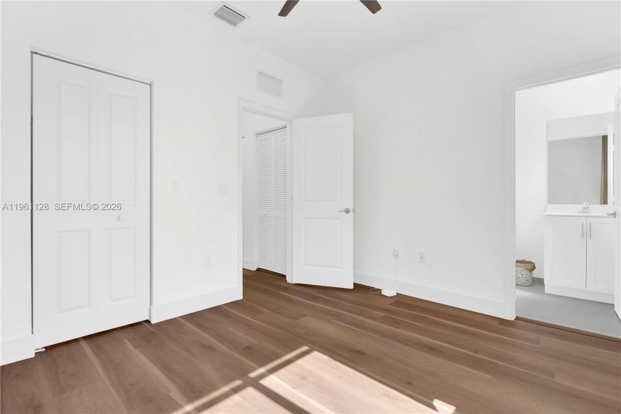 859 NE 211th St, Miami, FL 33179 Photo