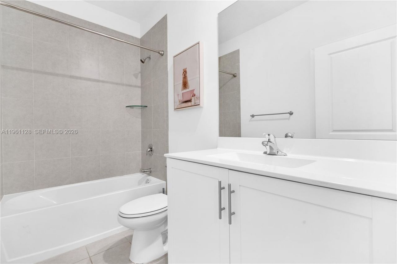 859 NE 211th St, Miami, FL 33179 Photo