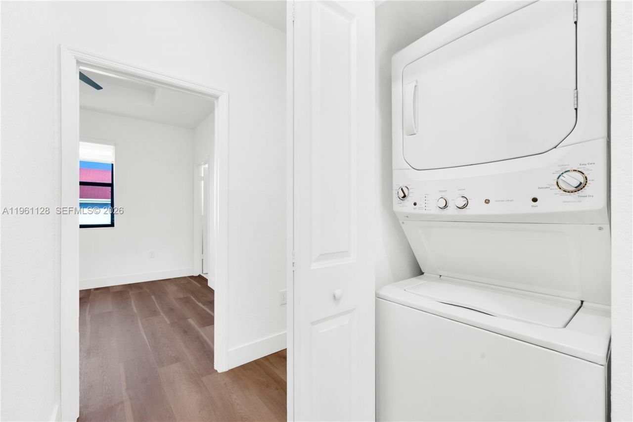 859 NE 211th St, Miami, FL 33179 Photo