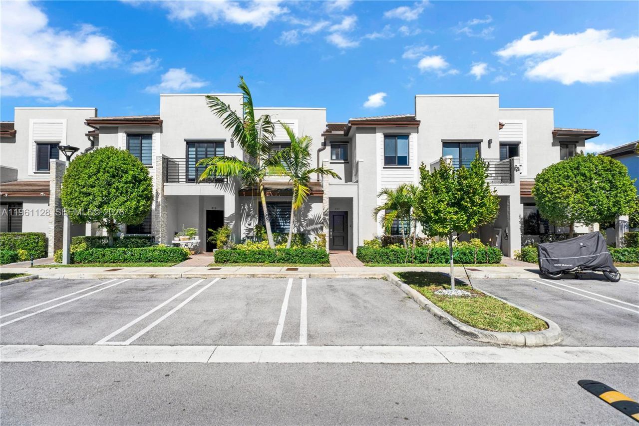 859 NE 211th St, Miami, FL 33179 Photo