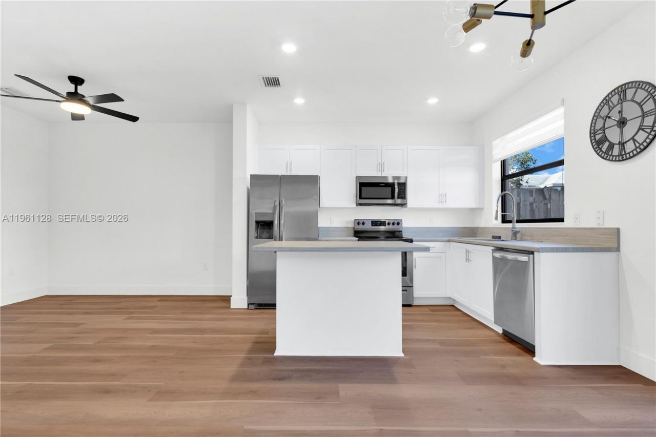 859 NE 211th St, Miami, FL 33179 Photo