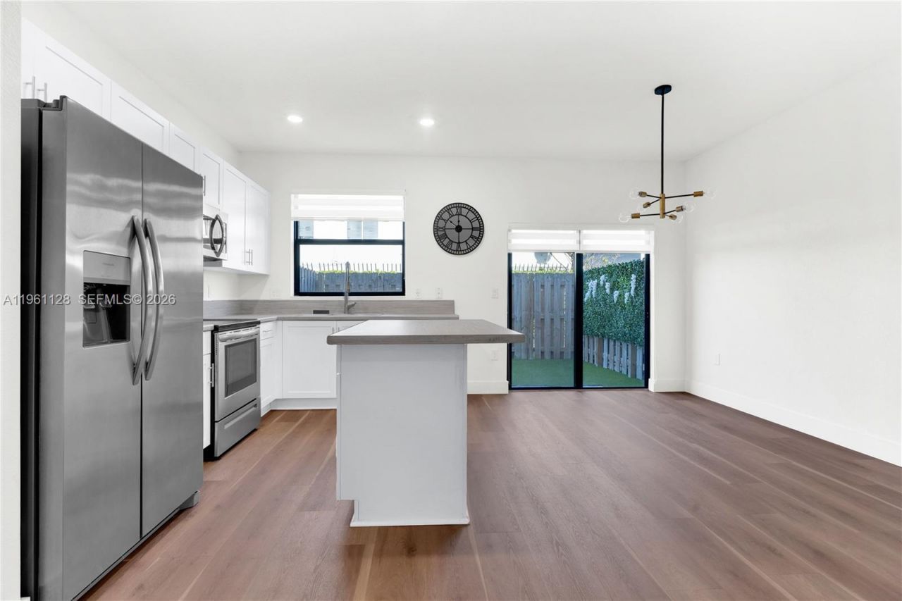 859 NE 211th St, Miami, FL 33179 Photo