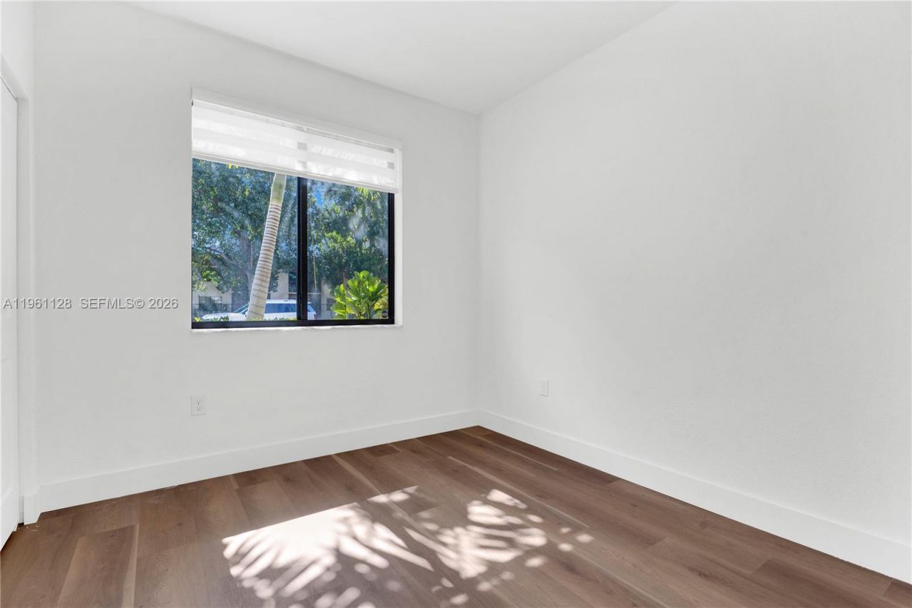 859 NE 211th St, Miami, FL 33179 Photo