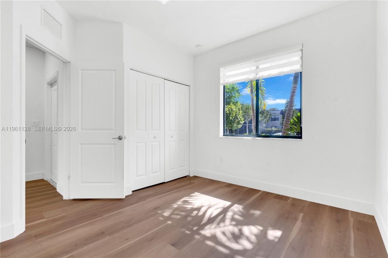 859 NE 211th St, Miami, FL 33179 Photo