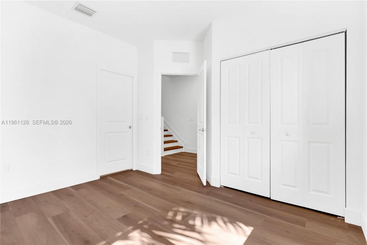 859 NE 211th St, Miami, FL 33179 Photo