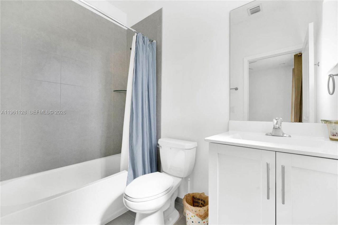 859 NE 211th St, Miami, FL 33179 Photo