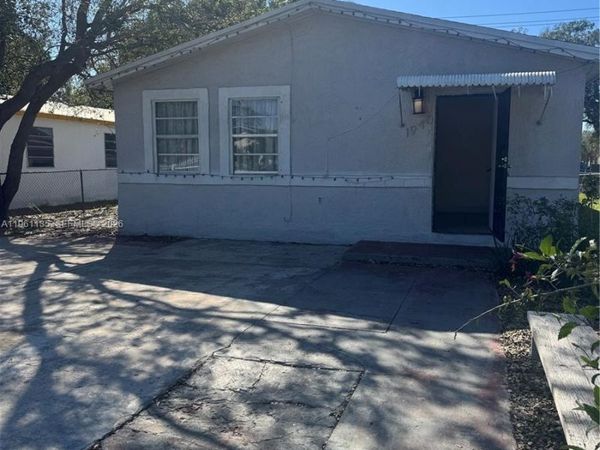 1940 NW 96th St, Miami, FL 33147