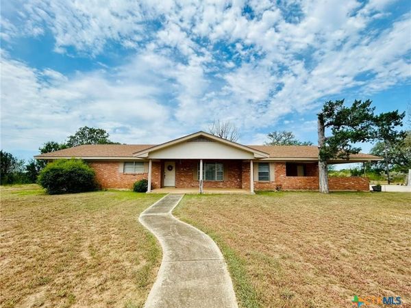 1040 S Hwy 80, Nixon, TX 78140