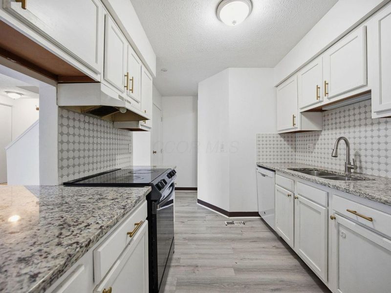 5258 Captains Court , Unit E, Columbus, OH 43220 Photo 13