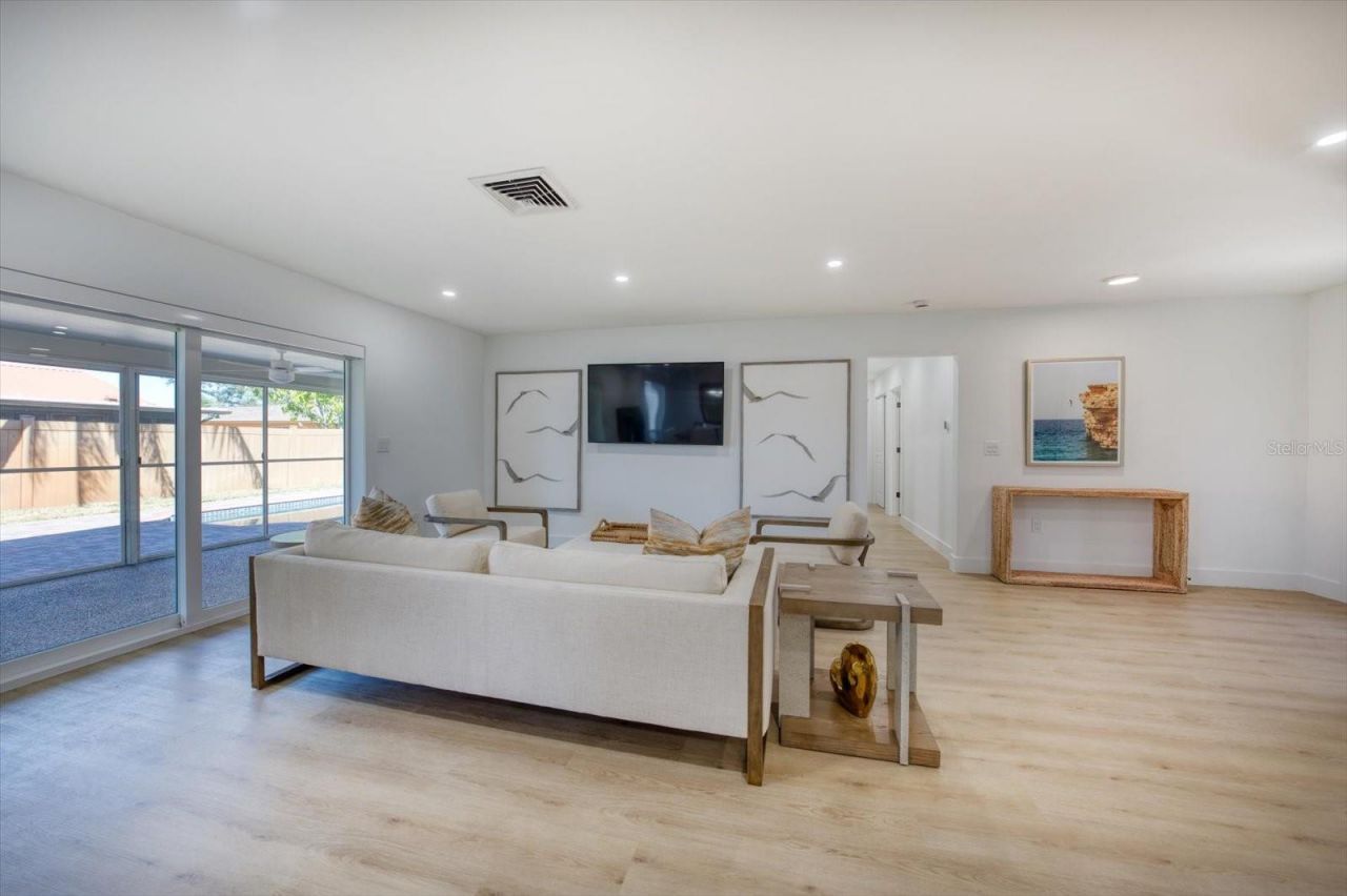 2031 Tanglewood Way Ne, Saint Petersburg, FL 33702 Photo